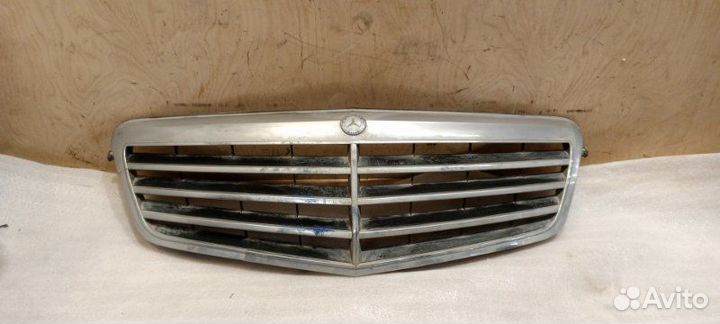 Решетка радиатора с эмблемой Mercedes-Benz E-Class