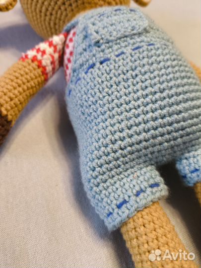 Вязаная игрушка жираф в джинсах