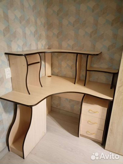 Компьютерный стол