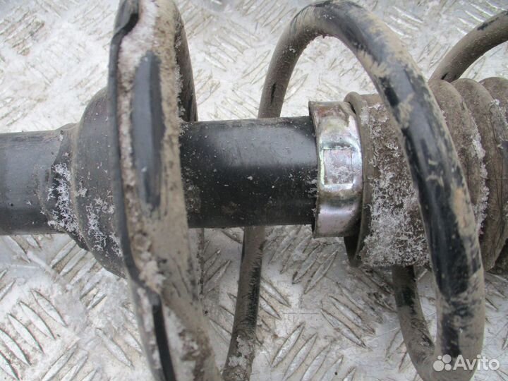 Амортизатор передний KYB Toyota Yaris 2004г