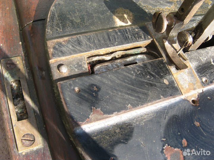 Швейная машинка 19 в. Рабочая. Удобная в интерьр