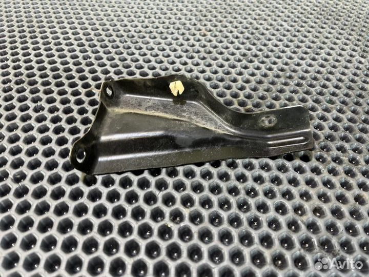 Крепление бампера прав. перед. Toyota Land Cruiser