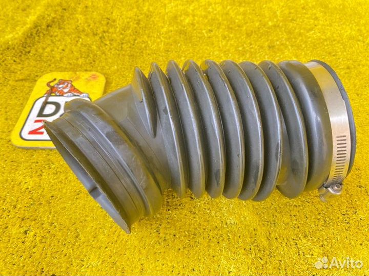 Патрубок воздушного фильтра передний Hummer H3 LLR