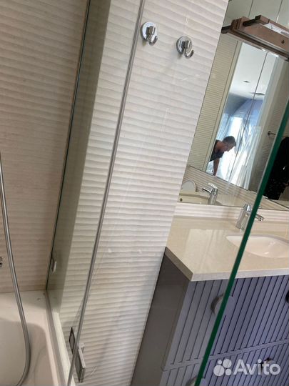 Шторка для ванной с поворотной дверкой