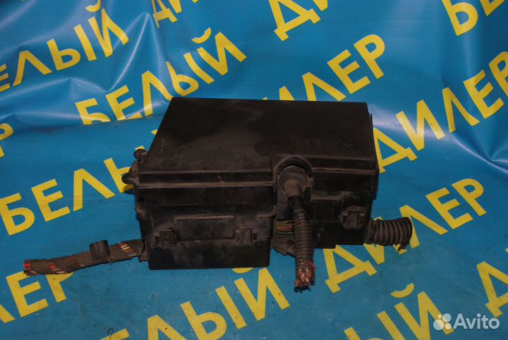 Черный блок предохранителей Ford Focus 2