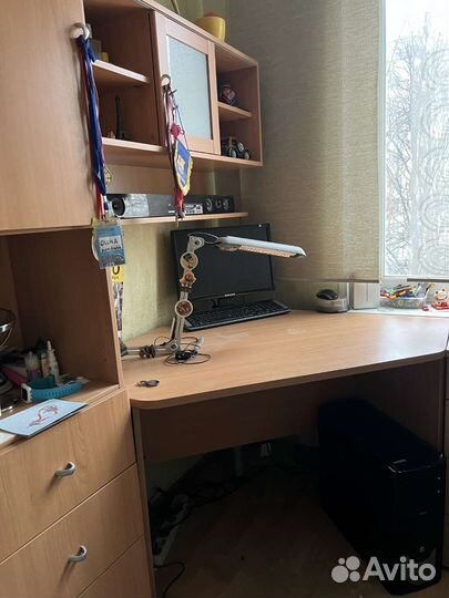 Угловой письменный стол с полками