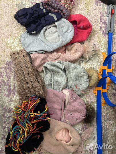 Шапочки в комплекте, шлем, шарфы, краги