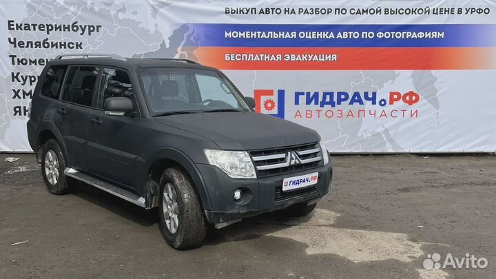 Обшивка двери передней левой Mitsubishi Pajero (V9