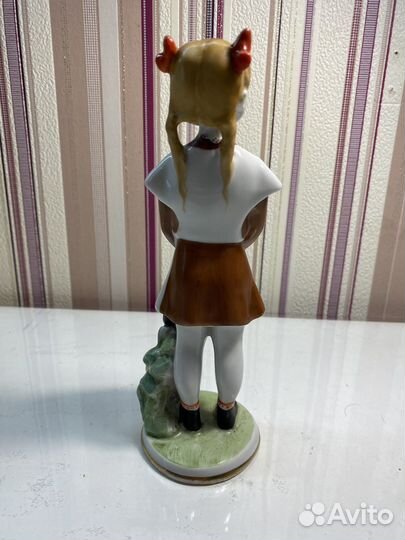 Фарфоровая статуэтка школьница лфз