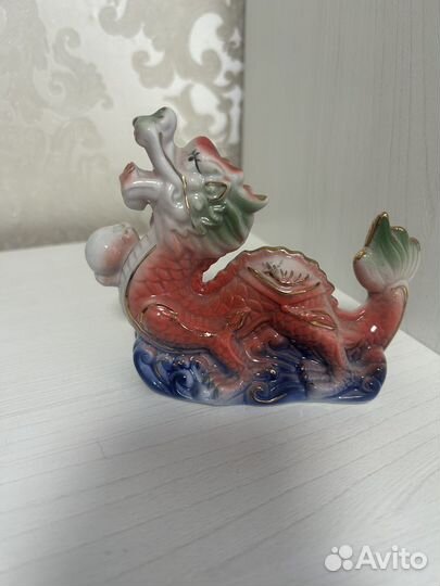 Дракон фарфоровый статуэтка