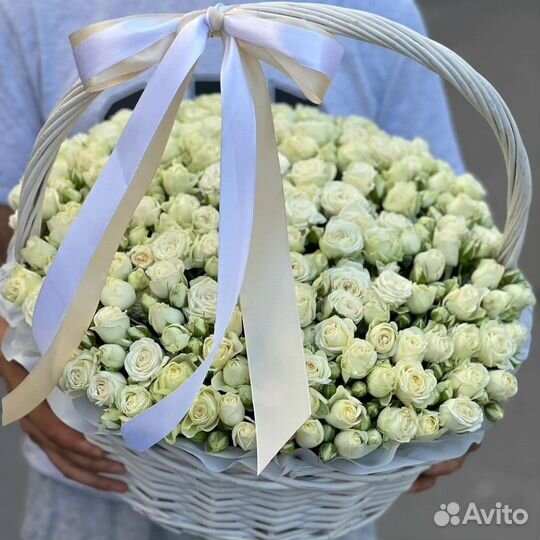 Кустовые розы в корзине