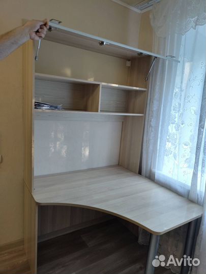 Компьютерный рабочий стол светлый с полкой