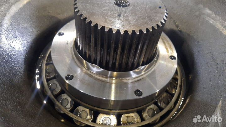 Редуктор поворота башни экскаватора JCB JS330NC