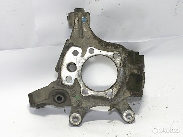 Кулак задний правый Nissan Skyline v35