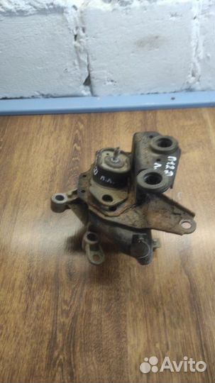 Подушка МКПП передняя левая Nissan Primera P 12