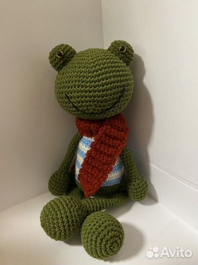 Вязаная игрушка лягушка