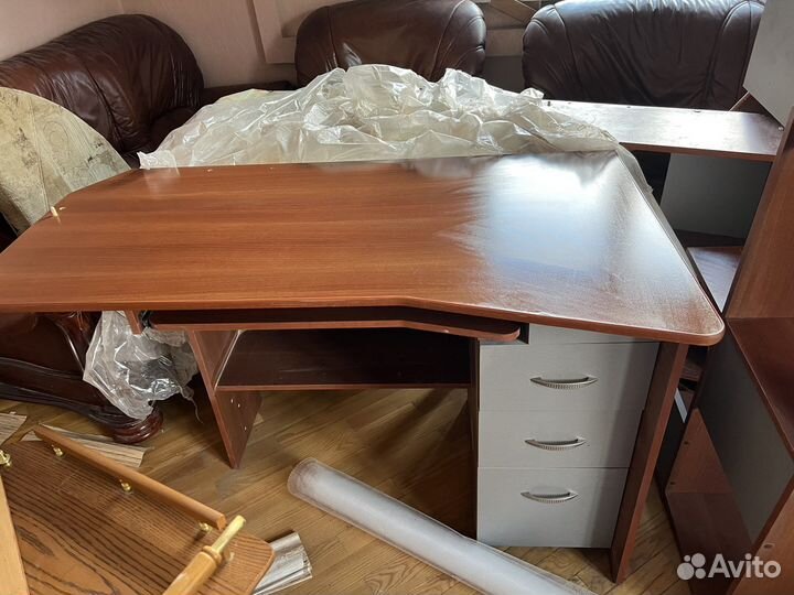 Письменный стол и шкаф