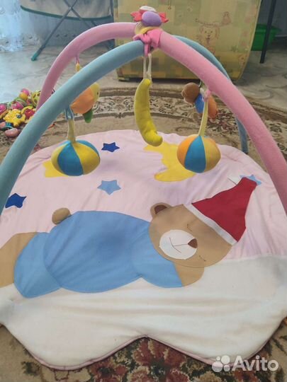 Развивающий коврик и погремушки