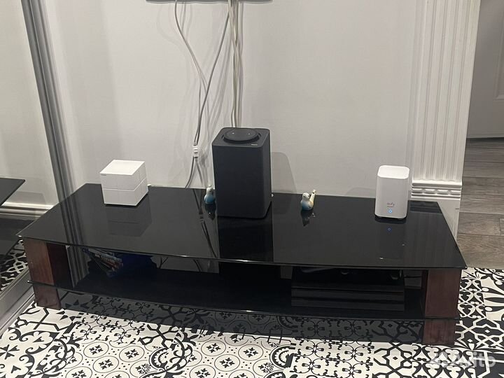 Стеклянная тумба под телевизор