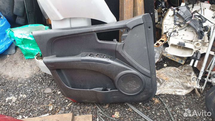 Обшивка передней левой двери KIA Sportage 2