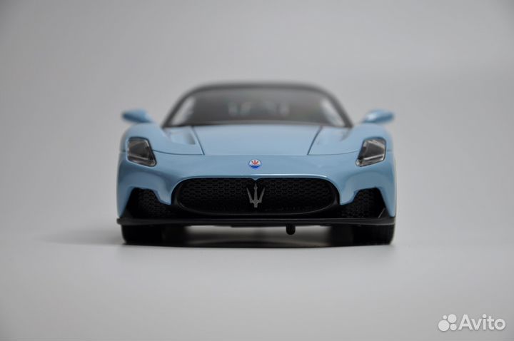 Модель автомобиля Maserati MC20 металл