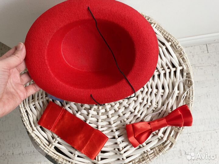 Шляпка красная карнавальная на резинке