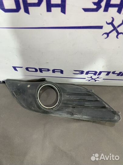 Окантовка противотуманной фары правая Ford Focus 2