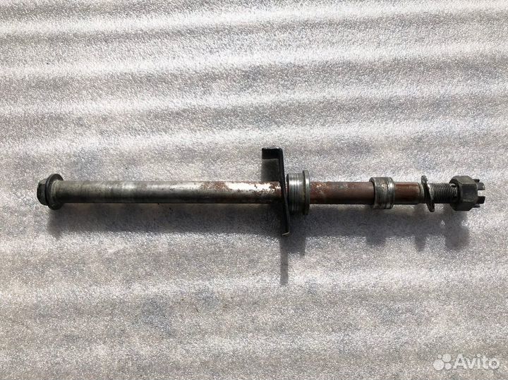 Kawasaki Z750 2010 ось заднего колеса