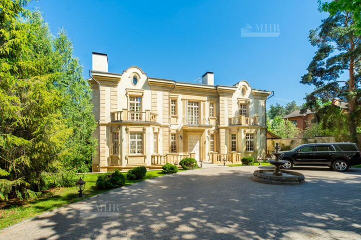 Дом 780 м² на участке 15 сот.