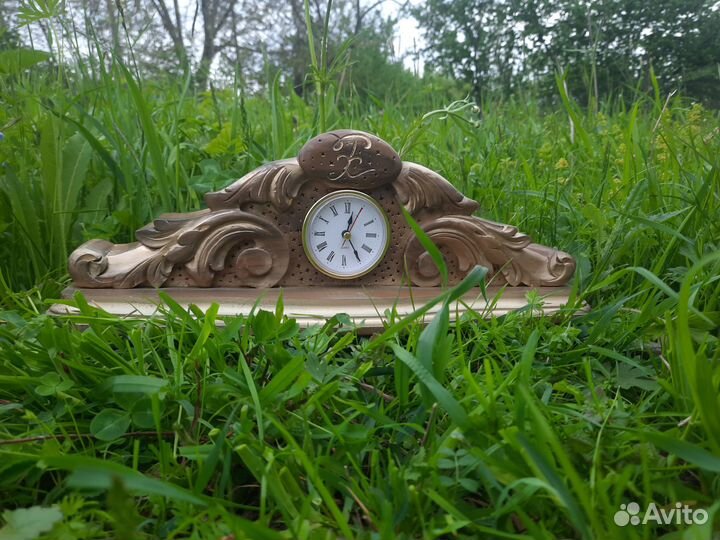 Часы настольные резные