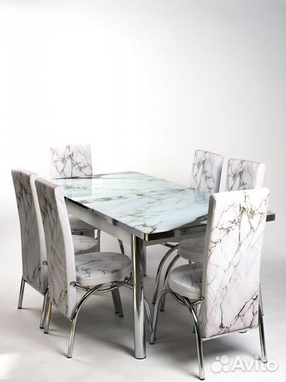 Стол со стульями на кухню