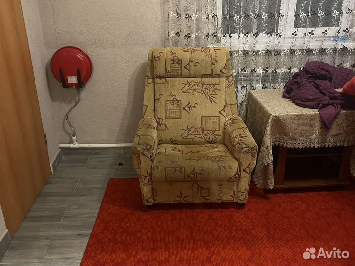 Продаю диван с креслами нормально состояние