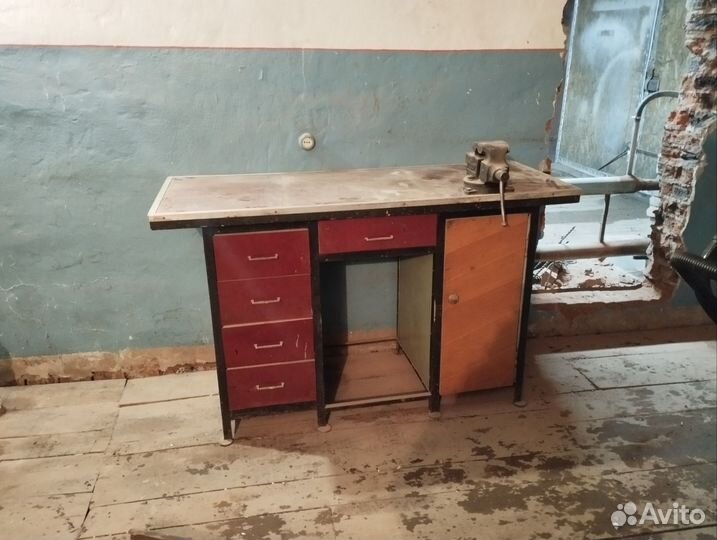 Верстак с тисками