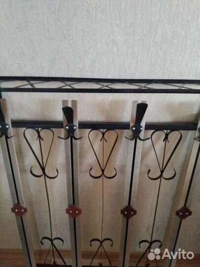 Вешалка металлическая настенная в прихожую