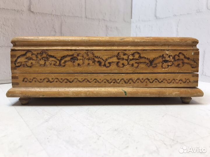 Деревянная шкатулка