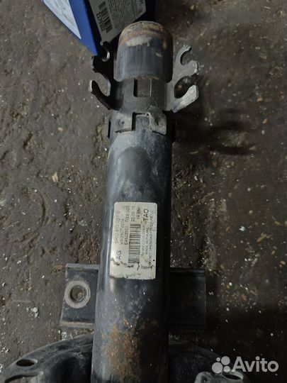 Стойки передние на Фольксваген Поло