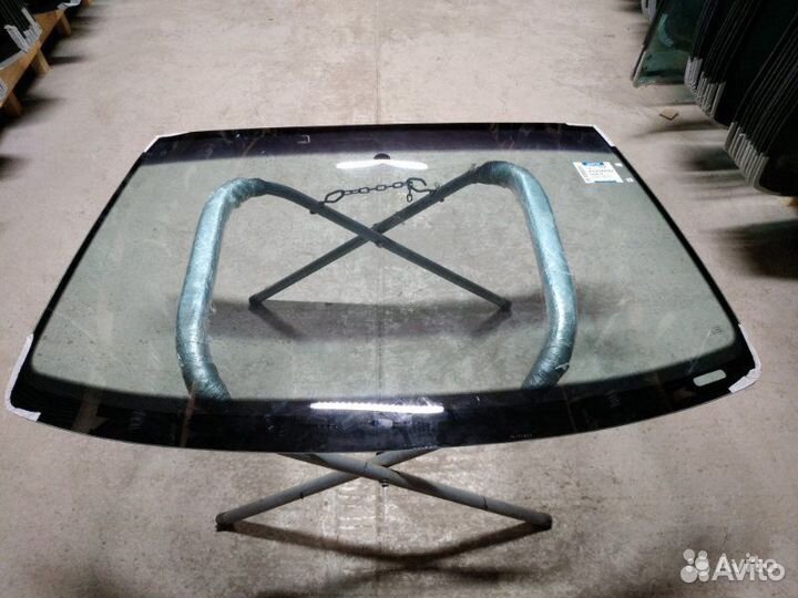 Лобовое стекло на Фольксваген Гольф 4