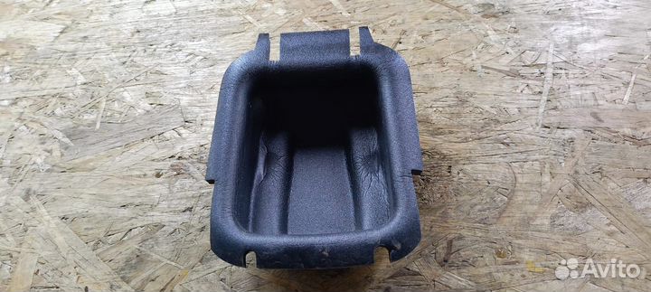 Карман под ремень безопасн. в средней лев. стойки