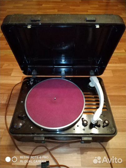 Ретро патефон-грамофон 