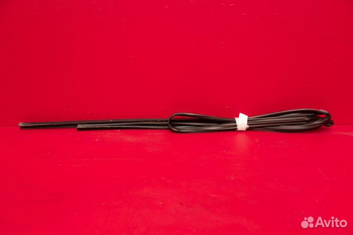 Уплотнитель стекла двери передний левый Toyota