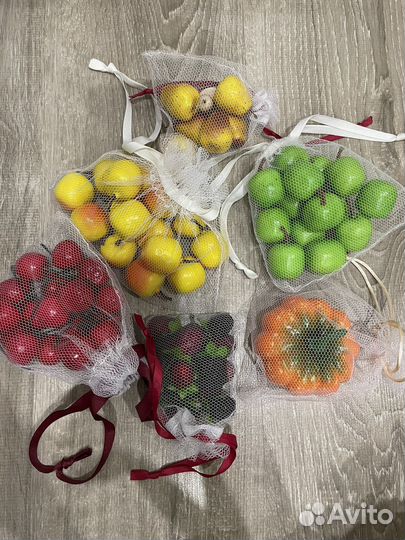 Искусственные цветы и ягоды