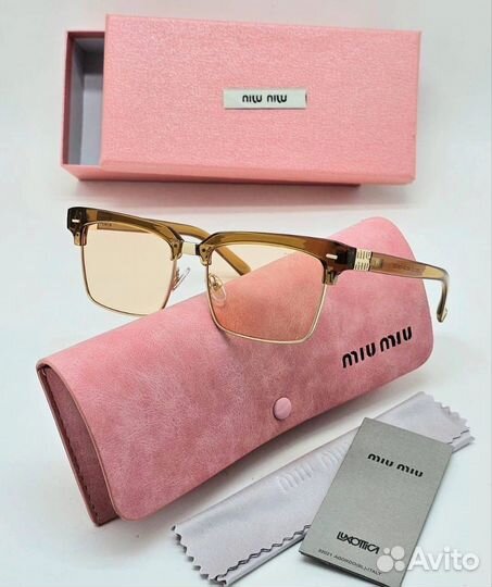 Солнцезащитные очки Miu Miu