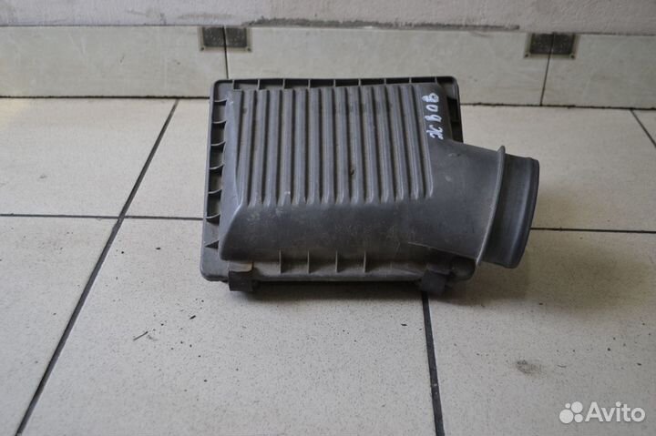 Корпус воздушного фильтра Dodge Stratus 1