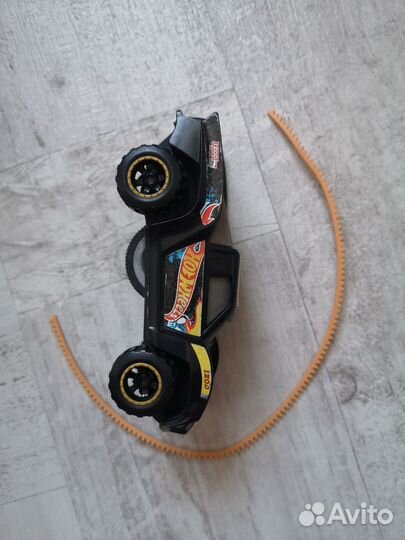 Машина hot wheels