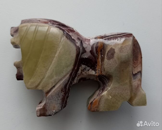 Фигурка из оникса лев