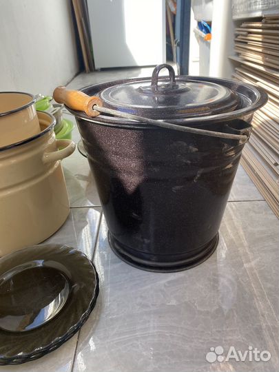 Эмалированное ведро с крышкой