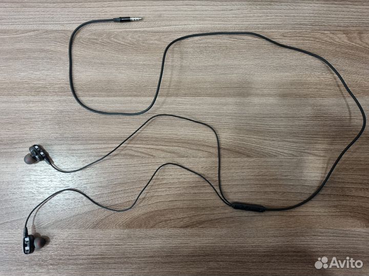 Проводные наушники