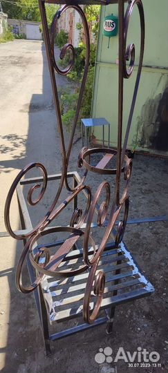 Подставка для цветов металлическая