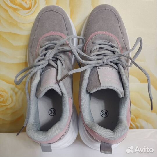 Кроссовки женские
