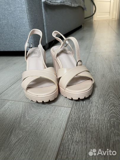 Босоножки женские